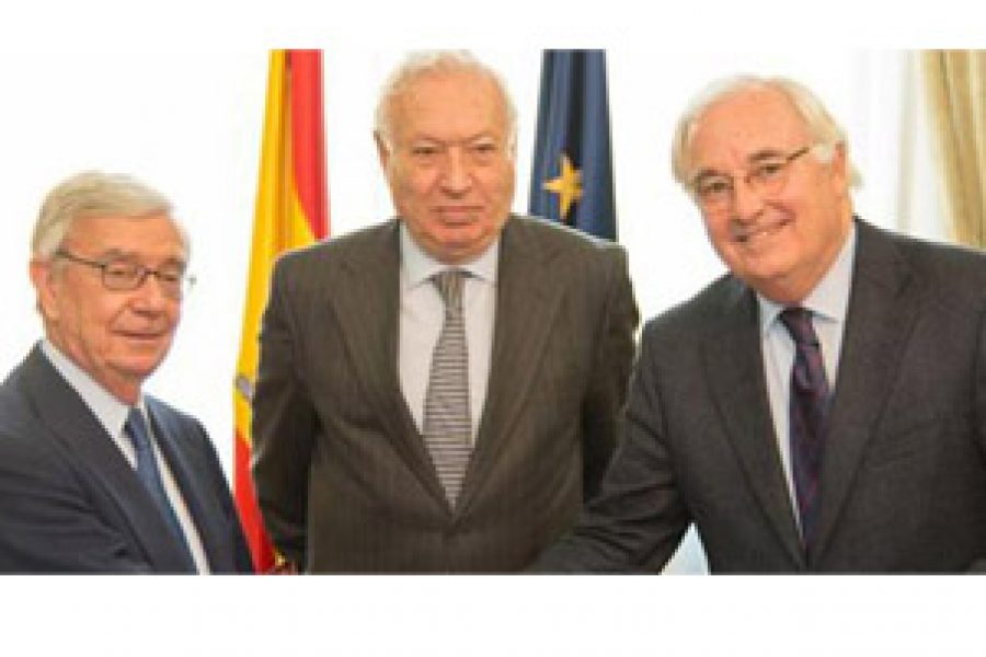 La Real Academia firma un convenio de colaboración con el Ministerio de Asuntos Exteriores
