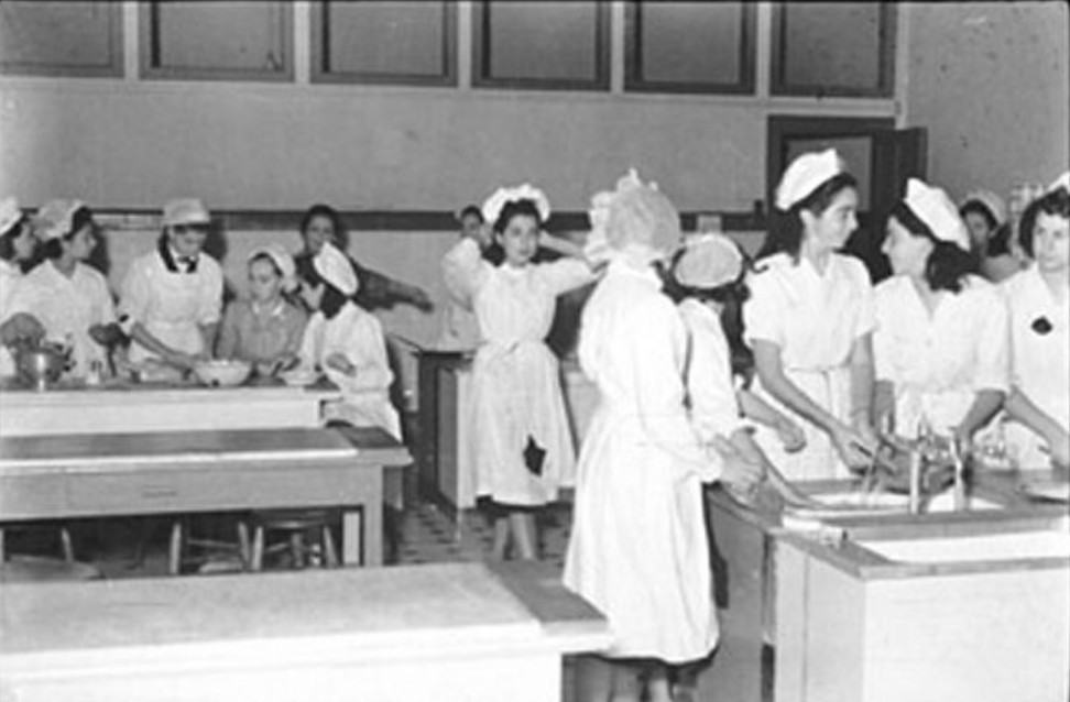 Clases de cocina en la enseñanza femenina escolar : Liceo Nº 1 de Niñas, Chile 1940 [Material gráfico]
