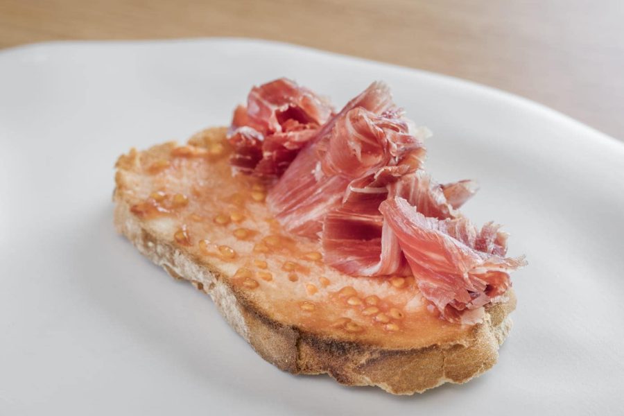 TOSTA DE JAMÓN CON TOMATE