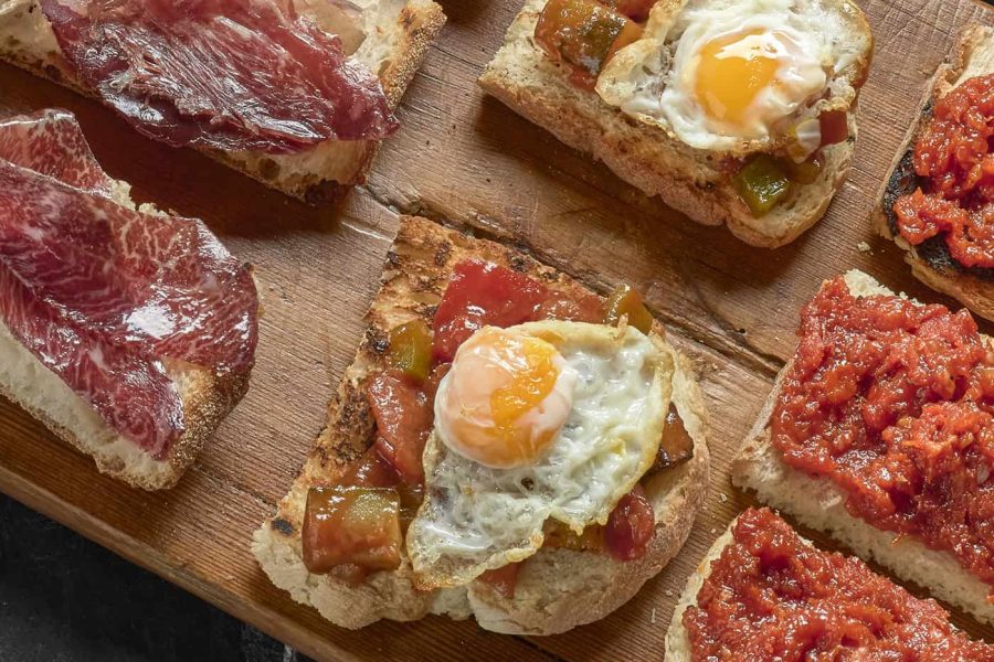 TOSTA DE PISTO Y HUEVO FRITO