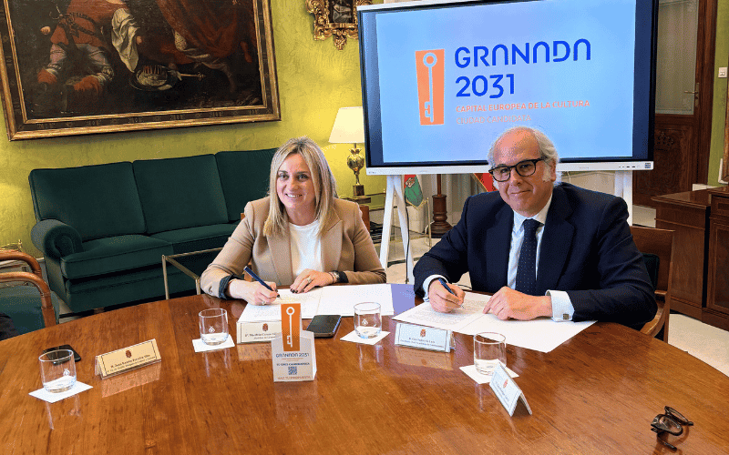 El presidente de la Real Academia de Gastronomía con la alcaldesa de Granada