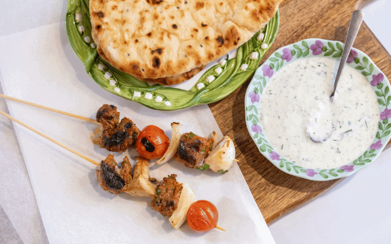 receta de brochetas de carne con salsa de yogur