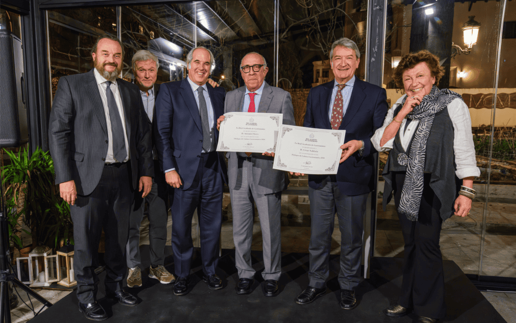 Bosco Torremocha, Juan Manuel Bellver, Luis Suárez de Lezo, Antonio Flores, César Saldaña y Paz Ivison en un Diálogo de Cultura Gastronómica de la Real Academia de Gastronomía dedicado a Vinos de Jerez.
