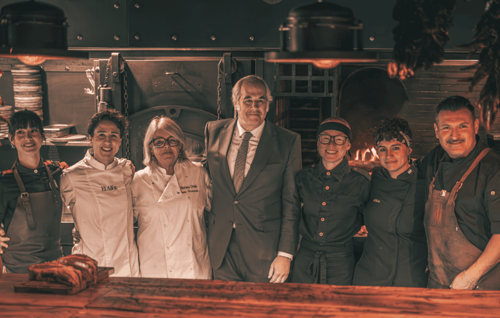 El presidente de la Real Academia de Gastronomía durante el evento del Día de las Parrilleras